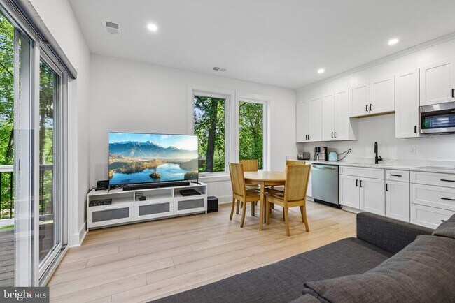 Foto del edificio - 4315 Pinetree Rd