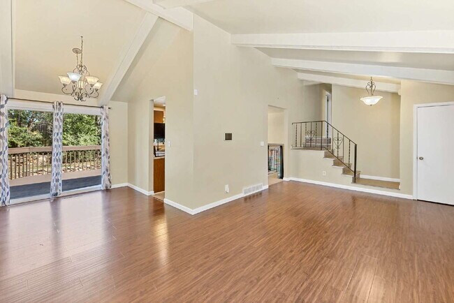Foto del edificio - 3-Bedroom with A Flex Room Multi-Level Home with Fresh Paint, Refreshed Deck, and Multiple Living...