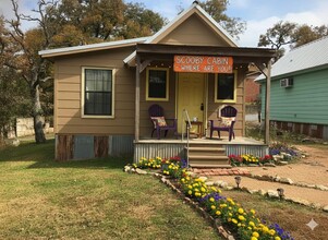 Building Photo - 607 Live Oak St