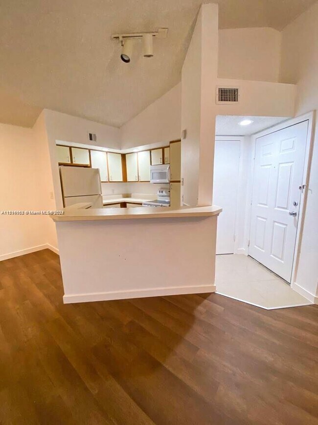 Foto del edificio - 3390 Pinewalk Dr N