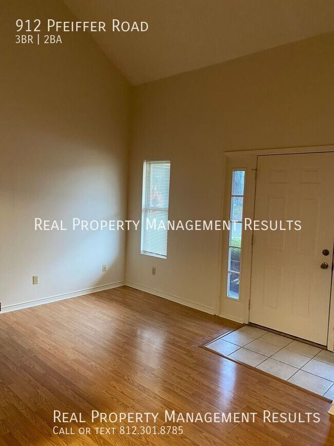 Building Photo - 3 Bedroom, 2 Bath Townhouse, Northside
