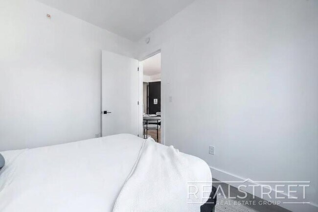 Building Photo - Welcome home to this bright and well-proportioned 2-bedroom, 1-bath apartment on a charming, tree-li