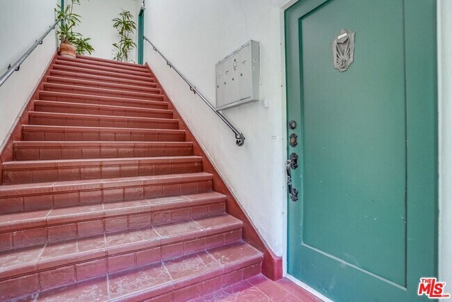 Foto del edificio - 801 N Croft Ave