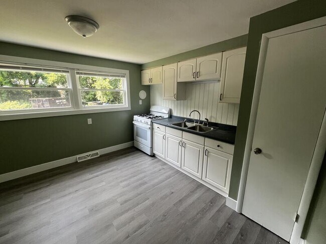 Building Photo - 118 Milburn Dr
