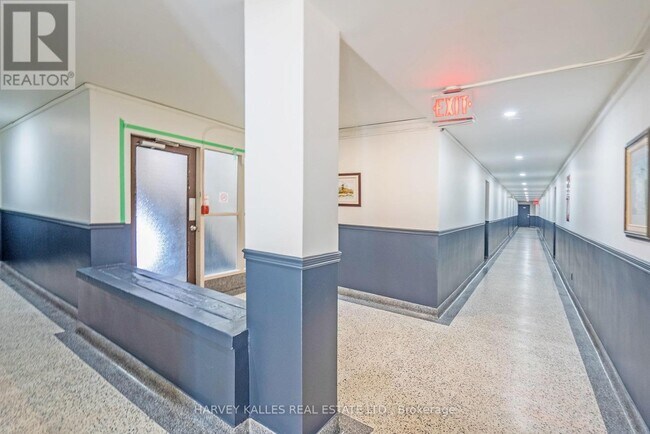 Photo du bâtiment - 1751-1751 Victoria Park Ave