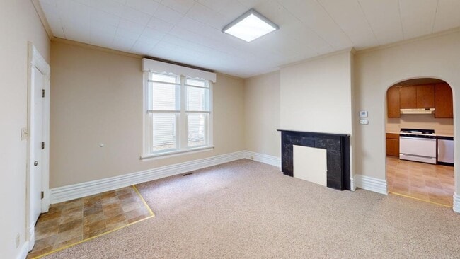 Building Photo - 5 BEDROOMS + 2 FULL BATHROOMS + 5 FREE OFF...