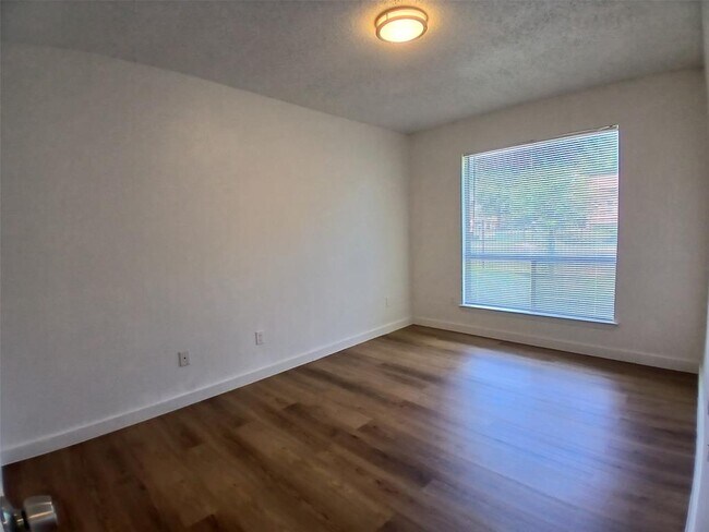 Foto del edificio - 10111 Golden Meadow Dr
