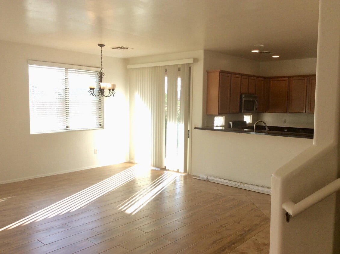 Foto principal - 4 Bdrm + Den / 2.5 Bath, 2 Story NW, off T...