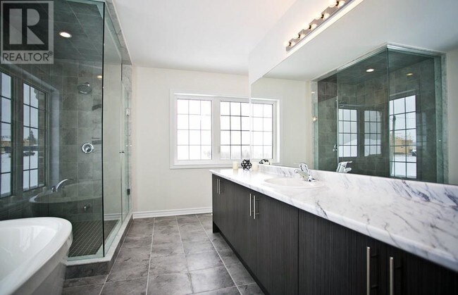 Foto del edificio - 4 bedroom in Millbrook Village ON L0A1G0