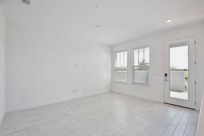 Foto del edificio - Stunning 3/2.5 Modern Townhome with a Priv...