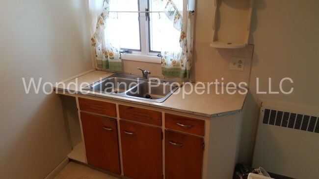 Building Photo - Clean attractive small one bedroom apartment