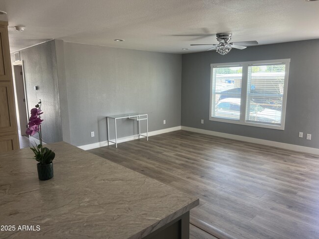 Foto del edificio - 4214 E Fremont St