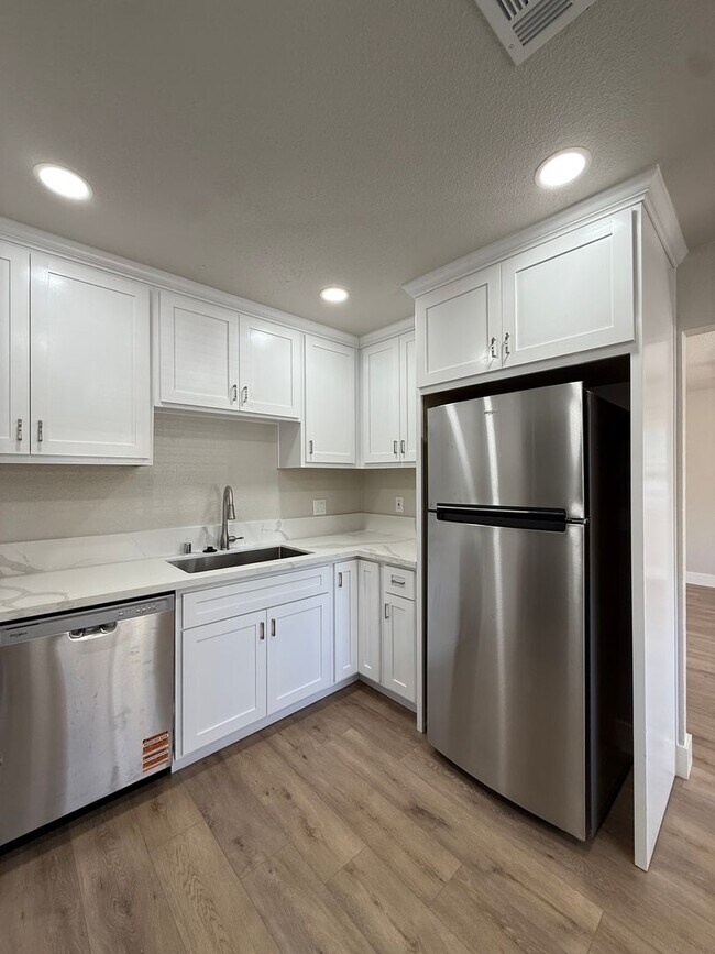 Foto del edificio - 3 Bed| 2 Bath | 1153 SF | Private Driveway | Single Story | Tenant pays $175 monthly for WS&G