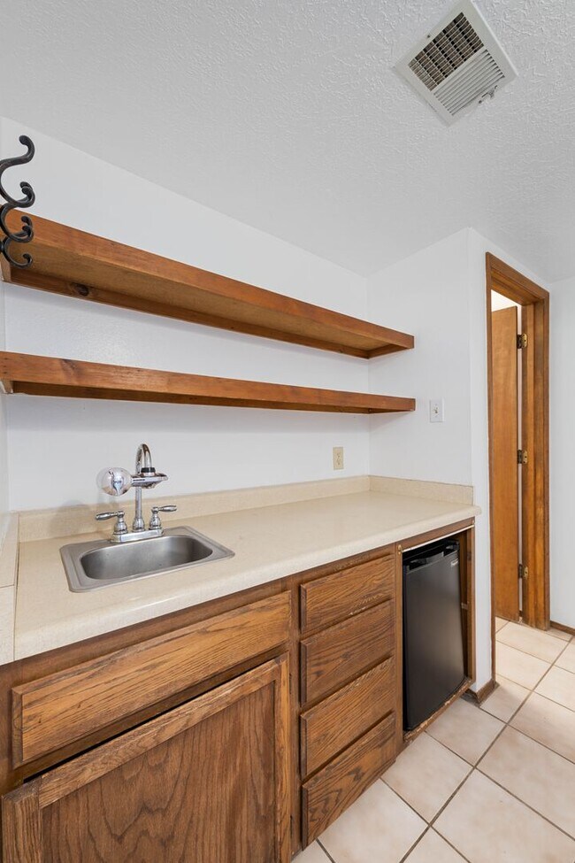 Foto del edificio - Snug One-Bedroom on Historic Hillside Ave.