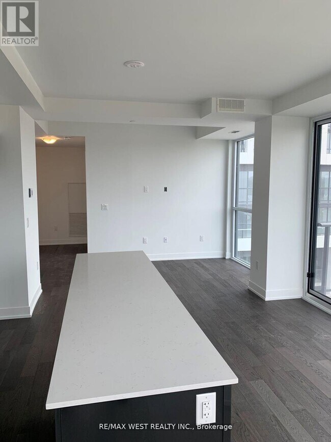 Photo du bâtiment - 1063 Douglas McCurdy Cmn