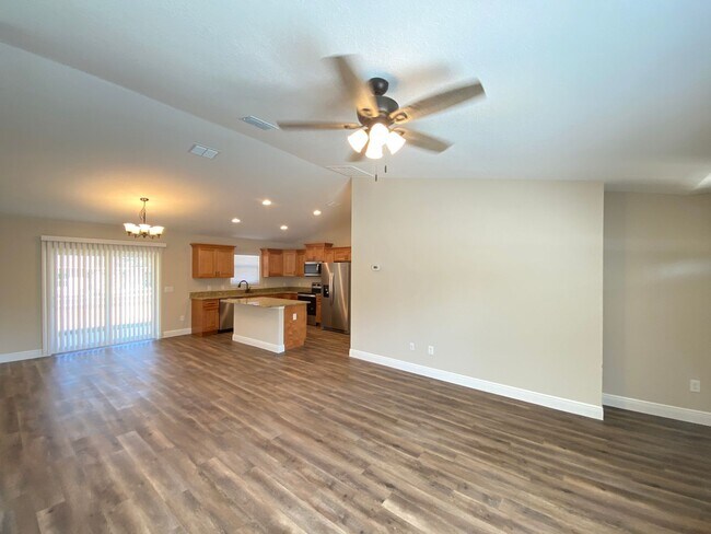 Foto del edificio - Custom Home - Desirable SE Ocala Neighborhood 3/2/2 **Available Soon**