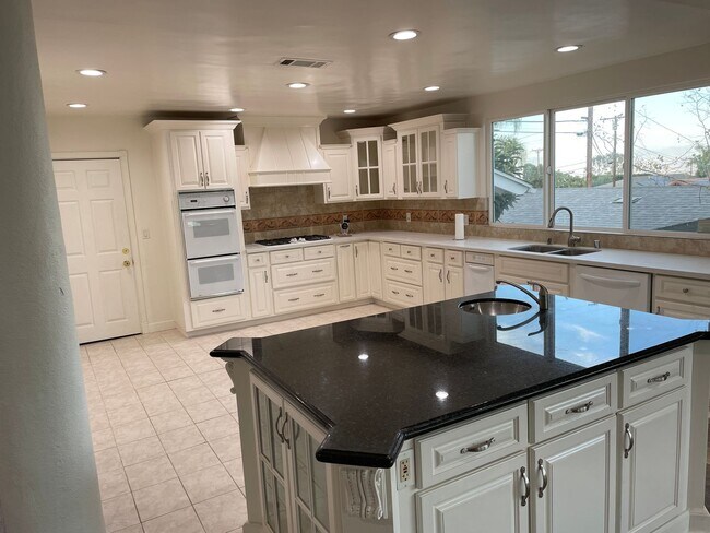 Foto del edificio - Tranquil Home in the Hills of Rancho Palos Verdes Overlooking the Los Angeles Harbor