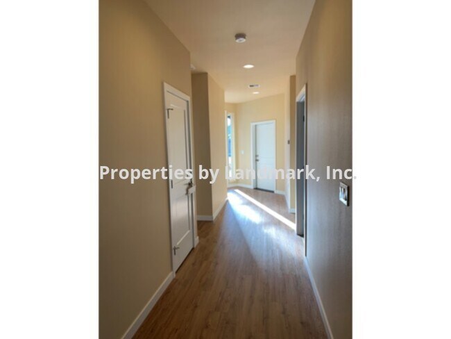 Building Photo - 110 Village Green
