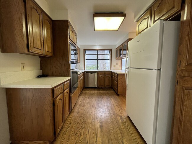Foto del edificio - Spacious 3-Bedroom Home with Vaulted Ceilings, Modern Kitchen & Scenic Deck