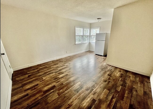 Building Photo - 1005 Little Bay Avenue - B7