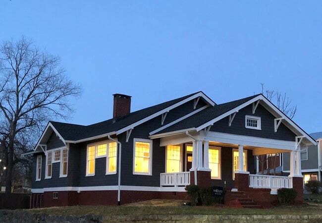 Building Photo - Historic Downtown Hendersonville! Beautifully restored 3 bedroom 2 bath home for rent