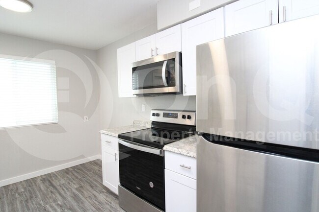 Building Photo - 2210 W Devonshire Ave