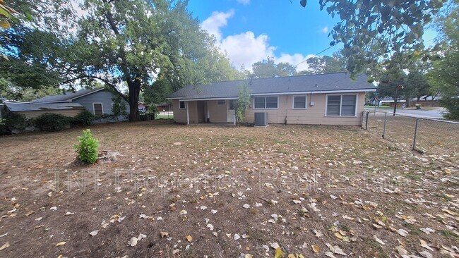 Foto del edificio - 1618 Willow Dr