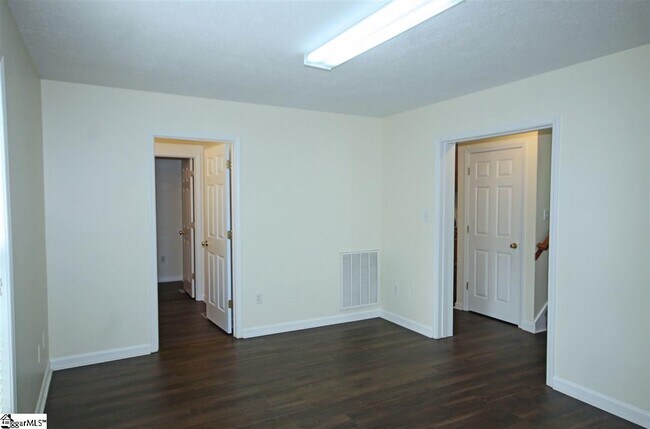 Building Photo - 41 E Castle Dr