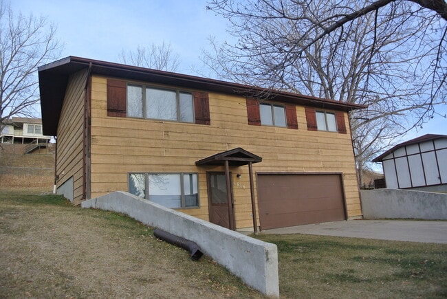 Building Photo - 3 Bedroom House!
