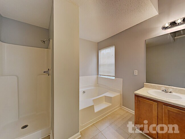 Building Photo - 161 Kentwood Springs Dr