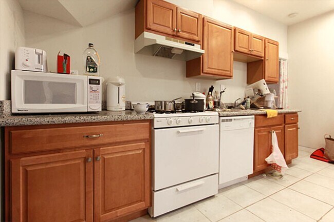 Building Photo - SHOWINGS: Thursday(12/14)5:30pm-6pm Large ...