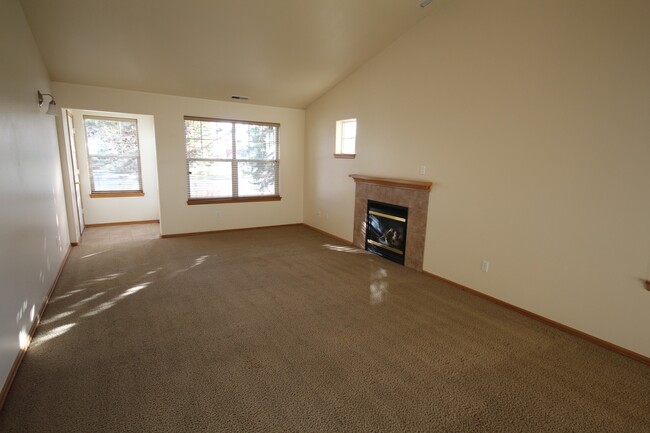 Building Photo - SW Redmond 3 Bdrm House, 2 Bath, Gas Heat & A/C, Patio & Fenced Yard, Dbl Garage