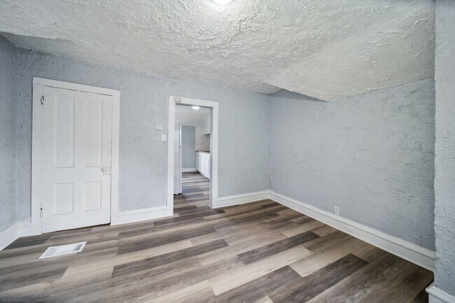 Building Photo - 132 Akin Ave