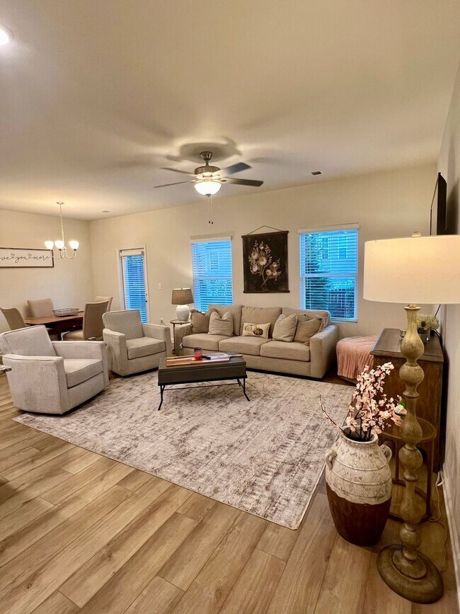 Foto del edificio - 3 Bedroom Townhome in Oakwood!