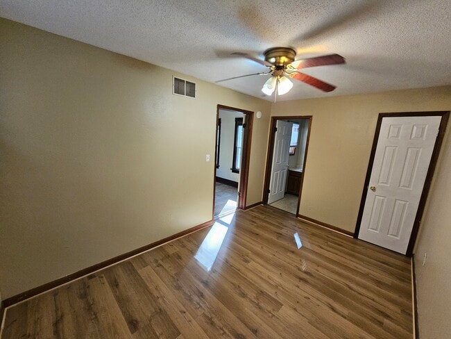 Building Photo - 3 bedroom, 2 bath house