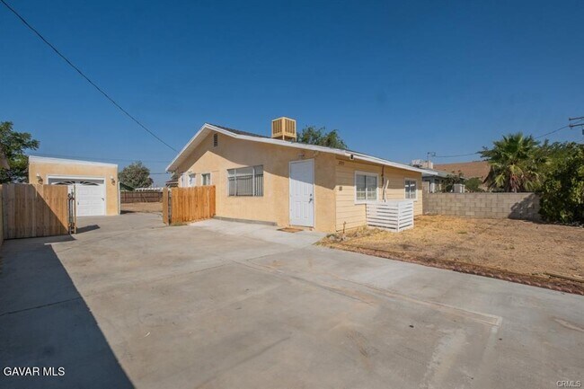 Building Photo - 2725 Desert St