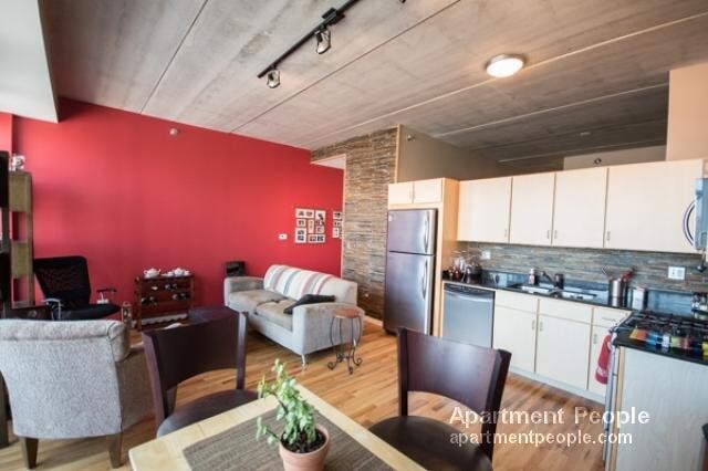 Foto del edificio - 630 N Franklin St