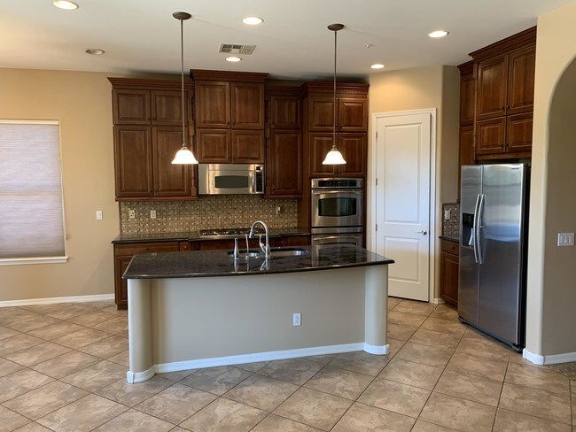 Building Photo - 9145 E Canyon View