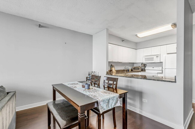 Building Photo - 512 N McClurg Ct