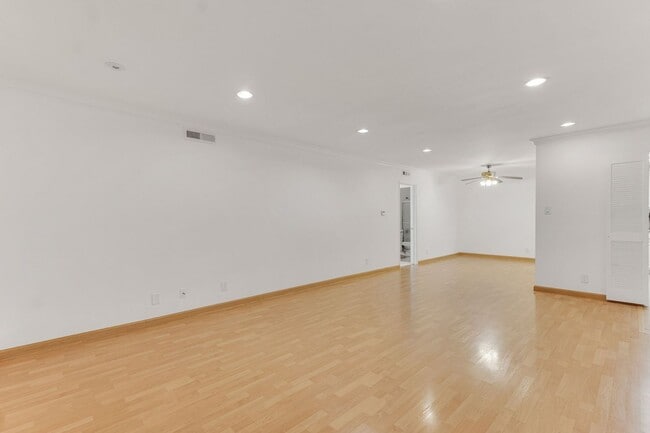 Foto del edificio - 4950 Louise Ave