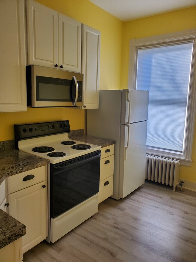 Kitchen - 364 N York St
