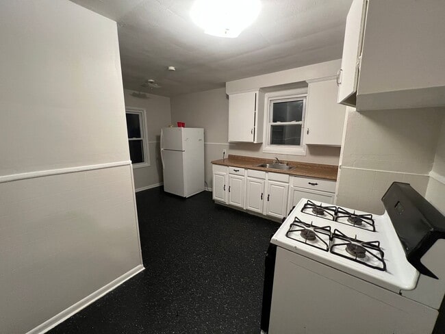 Building Photo - 3 Bed 1 Bath bungalow with basement on eas...
