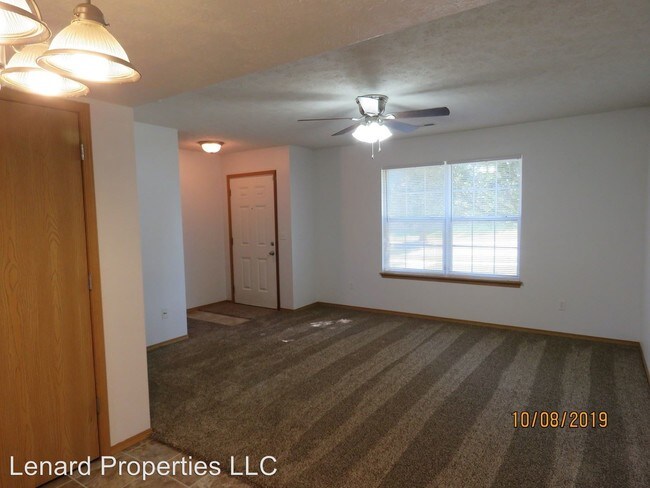 Building Photo - 721-727 Kings Carriage Rd