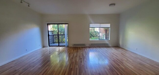 Building Photo - Epic REA - Great Garden Studio Apartment i...
