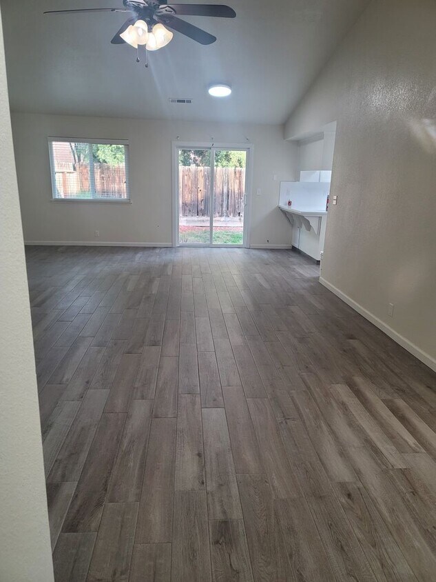 Foto del edificio - Newly renovated 3 bedroom 2 bath Visalia home