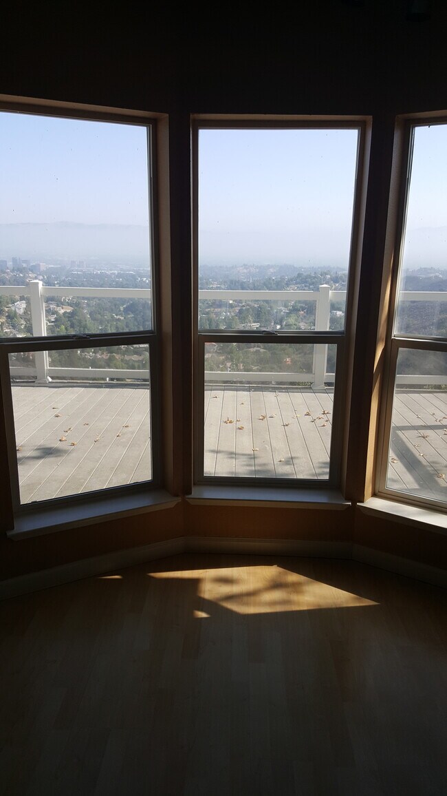 Vista desde el rincón de la cocina y la sala de estar. - 1131 Mohawk