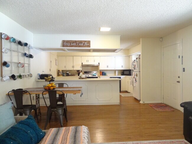 Vista desde el comedor hacia la cocina. - 2305 NW 50th St