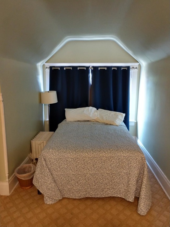 Large bedroom - 1528 Quarrier St