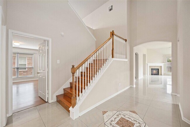 Building Photo - 6439 Hardwood Dale Way Dr