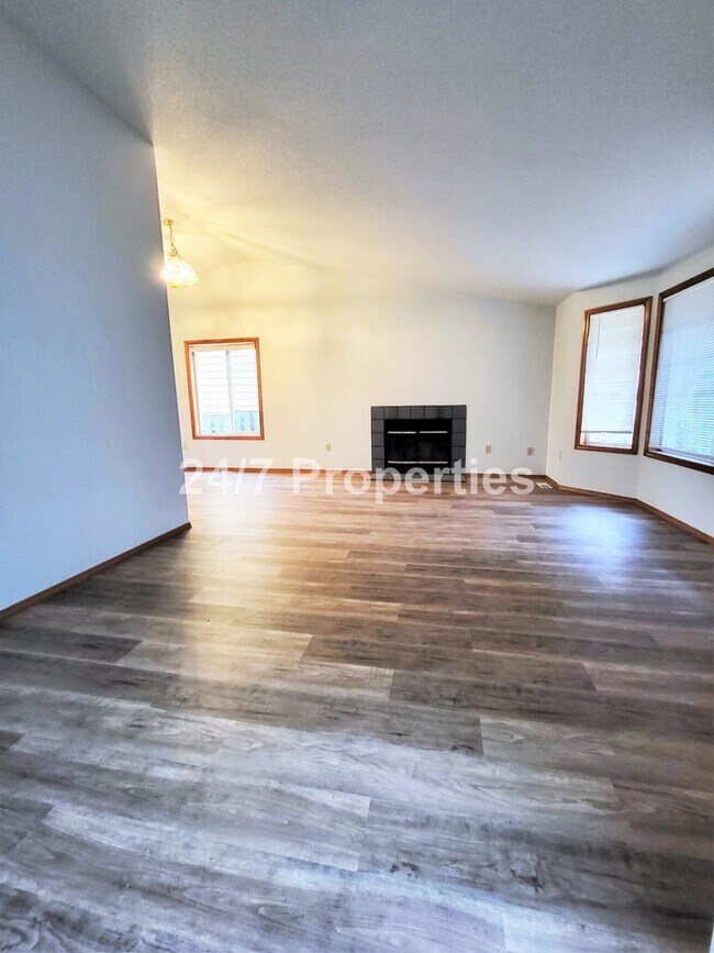 Foto del edificio - Updated 3BD | 2BA Home with Garage & Large Deck - Hillsboro